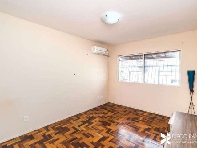 Ótimo apartamento lateral e fundos, com 3 (três) dormitórios, banheiro social e banheiro auxiliar. Hall de entrada, amplo living de 2 ambientes, cozinha semi-mobiliada, área de serviço separada com ba