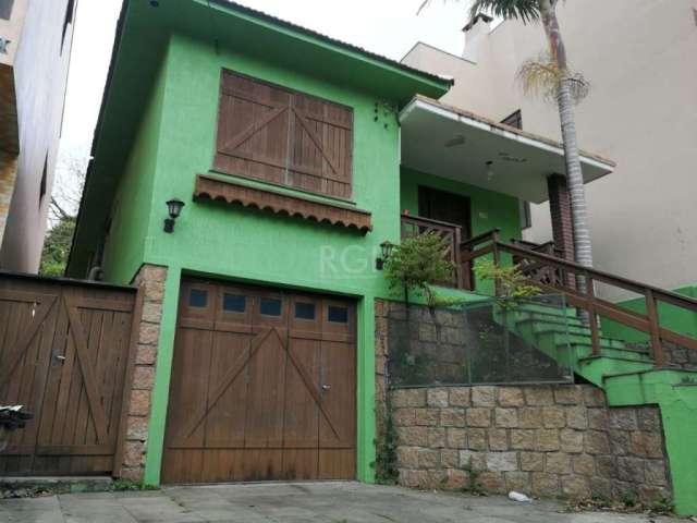 Ótima Casa com 03 dormitórios, 02 banheiros, no bairro  Nonoai, pode ser comercial, com rampa lateral atendendo a cadeirante. Sala estar, sala jantar, salão festas com lavabo e churrasqueira. Ampla co