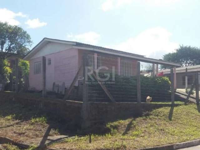 Casa com garagem na Corcunda em Gravataí, terreno de esquina, medindo 14 metros de frente por 23m da frente ao fundo. Duas casas uma de madeira com 02 dormitórios e outra de alvenaria com 01 dormitóri