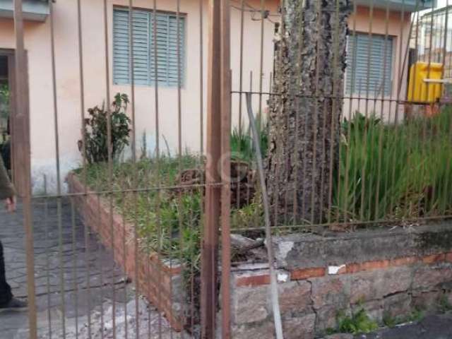 Casa com sala ampla, 2 dormitórios, copa cozinha,pátio na frente e fundos e árvores frutíferas. Vaga coberta para dois carros.