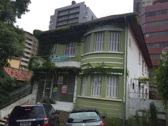 Casa em localização nobre, no bairro Moinhos de Vento, composta de 2 pisos, térreo e 2ª andar , distribuída em várias salas , excelente construção, próxima a Av. 24 de outubro e localizada em tradicio