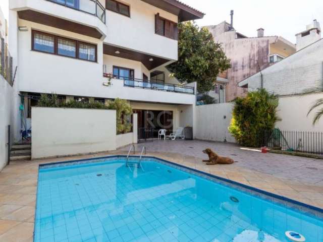 Casa no bairro Petrópolis | 4 dormitórios, sendo 2 suítes (uma suíte com closet e sacada) | 4 vagas de garagem | Salão de festas | Piscina&lt;BR&gt;&lt;BR&gt;Charmosa casa no bairro Petrópolis com cer