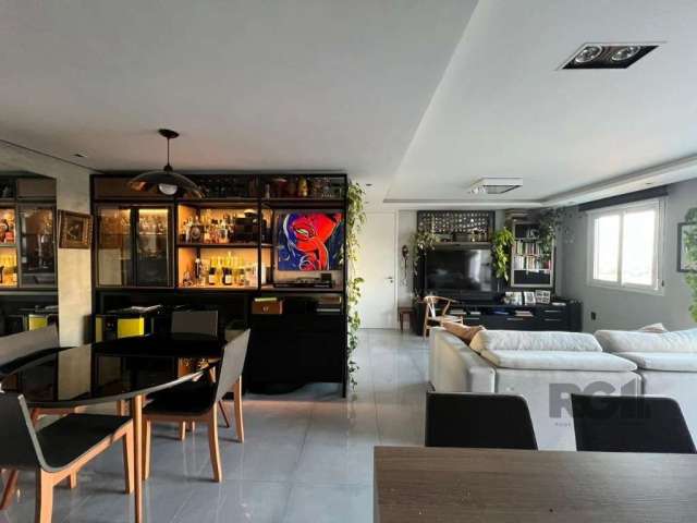 Lindo apartamento de 3 dormitórios, TRANSFORMADO EM 2 com living estendido, TODO MOBILIADO. &lt;BR&gt;O apartamento possui 1 suíte, com mais 1 banheiro social, piso porcelanato de alto padrão e armári