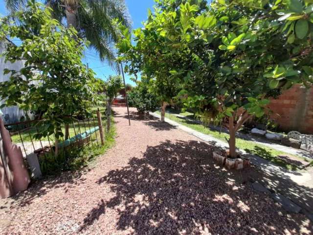 Casa com 2 dormitórios, sala, cozinha, banheiro social, área de serviço com churrasqueira, garagem coberta, varanda na frente e na lateral direita, lindo jardim na frente com arvores frutíferas e gran