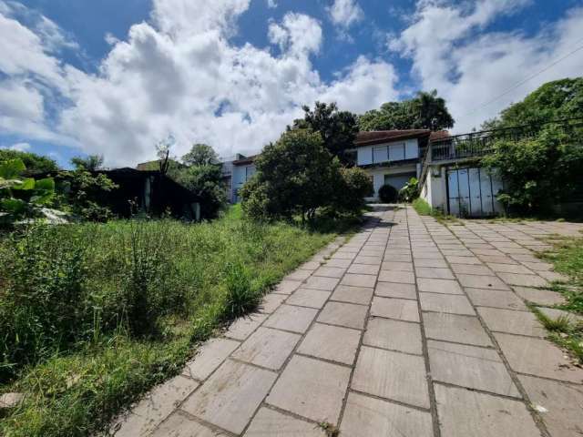 Terreno com DM, possui casa antiga, vista total do Rio Guaíba, com aproximadamente 1500 m² de área, com 42 metros de frente. Próprio para construção de apartamentos ou condomínio. Localizado na avenid