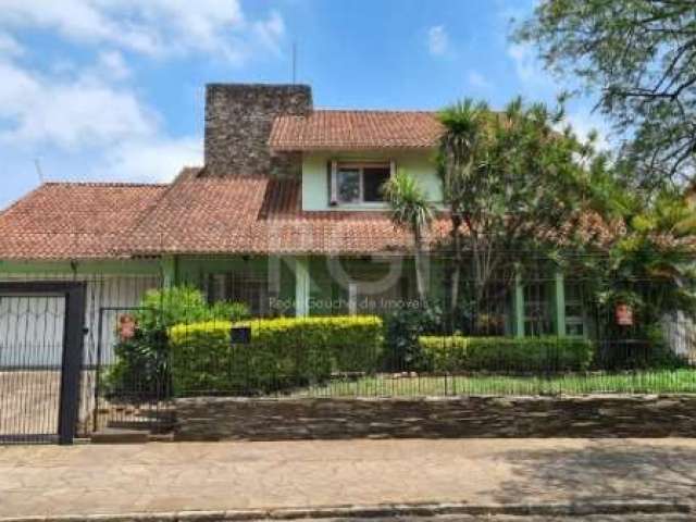 Casa para Venda - 352m², 5 dormitórios, sendo 1 suites, 4 vagas - Rubem Berta - Casa diferenciada, 05 dormitórios ou quatro e gabinete, varanda,hall de entrada, lavabo, sala de estar, sala de jantar, 