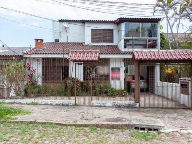 Casa em alvenaria, com 2 andares independentes, sendo que no andar térreo 3 quartos sendo 1 suite, sala ,ante sala e cozinha.  Andar superior 3 quartos sendo 1 suite e cozinha, sacada e jardim de inve