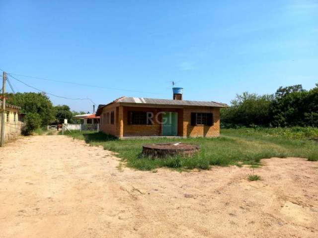 Casa com 3 dormitórios, sala, cozinha, banheiro social, uma bela área com churrasqueira, lindo e amplo terreno plano de 775 metros quadrados.&lt;BR&gt;Cliente estuda troca por imóvel de menor valor e 