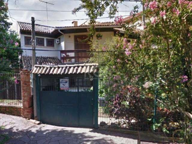 Ótima casa semi mobiliada, com pátio, 3 dormitórios (1 suíte),  amplo living com  3 ambientes e lareira, lavabo e cozinha americana. &lt;BR&gt;Ainda conta com churrasqueira e garagem para 2 carros.&lt