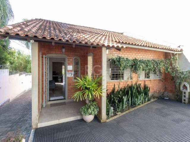 Excelente casa à venda na Rua General Rondon, Tristeza, Porto Alegre. Com 5 dormitórios, 6 banheiros, 15 vagas, área privativa de 199.62m² e área total de 1089m². Infraestrutura com quiosque e salão d