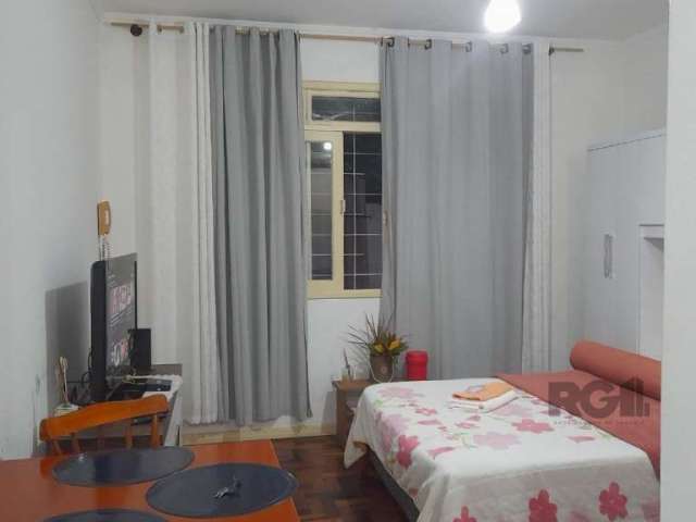 Lindo APARTAMENTO  JK  lateral  e  térreo,  26,32 m² com sala /quarto com piso  parquet,  cozinha  separada  com piso frio, banheiro  social  com  ventilação  natural. Fica a cama e o roupeiro. Aceita