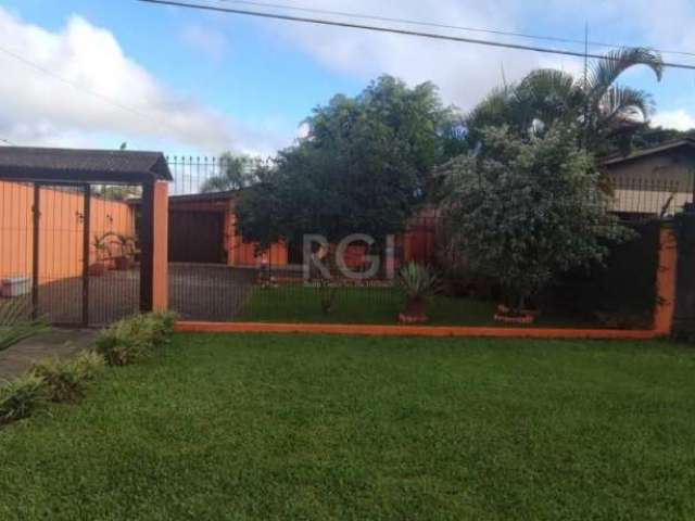 Ótima casa na zona sul de Porto Alegre, com 3 dormitórios, amplo living, cozinha, garagem para 3 carros, terreno com 350 m², localização calma com todos os recurso próximos. Agende sua visita e surpre