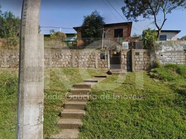 Casa de 03 dormitórios em alvenaria, em boas condições,  com 02 banheiros, sociais, cozinha ampla e pátio nos fundos. Terreno com 15,00 x 20,00 mts, em aclive.&lt;BR&gt;OBS: Casa não averbada no Regis