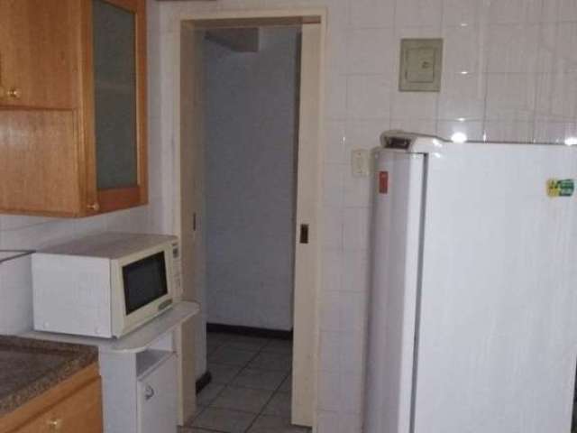 vende ótimo apartamento desocupado, de 01 dormitório, com 50m² de área privativa, living 02 ambientes, cozinha, área de serviço separada. Condomínio com portaria 24h, elevador, circuito de TV, zelador