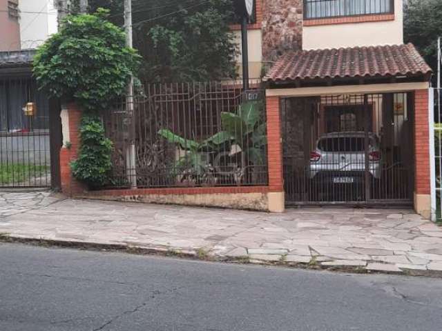 Excelente casa no Bairro São João com dois andares, 4 dormitórios, quatro suítes,  1 suíte  transformada em  escritório, banheiro social, sala ampla, sala de jantar, cozinha, área de serviço, pequeno 