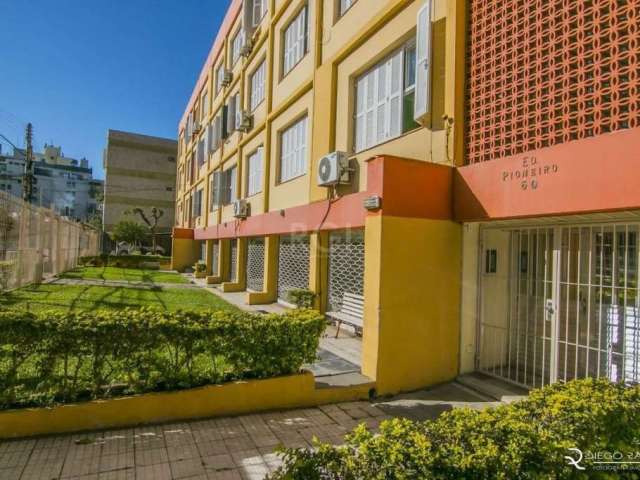 Apartamento de 2 dormitórios, living para 2 ambientes, cozinha, área de serviço.&lt;BR&gt;Ótima localização, próximo ao Forum Central, Shopping Praia de Belas, Orla do Guaiba, e a 5 minutos do Centro 