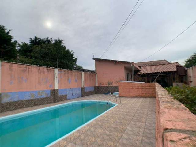 Casa ampla, com piscina e garagem com dois ambientes separados na parte da frente do terreno. Casa com dois pisos, com peças amplas, sendo 2 salas, cozinha e lavabo na parte inferior e 3 dormitórios c