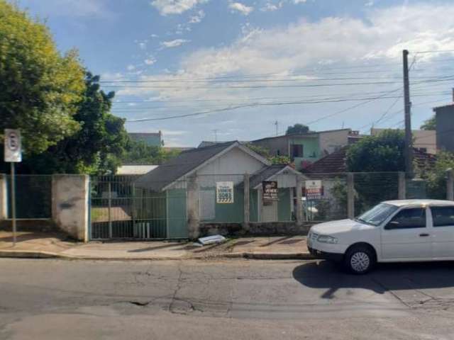 Terreno residencial em avenida movimentada, ao lado de diversos comércios. Medindo 10 de frente por 40 de fundos.