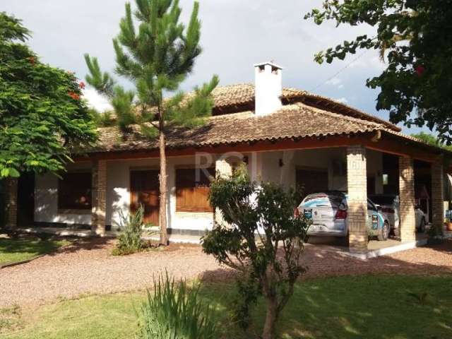 Casa de alvenaria no bairro Boa Vista do Sul, com 02 dormitórios, sendo uma suíte, ampla sala de estar/jantar, cozinha integrada, garagem lateral coberta para até 04 carros, área de serviço, área de c