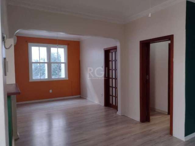 Vende-se apartamento 3 quarto transformado em 2, living 2 ambientes com sacada, no bairro Rio Branco, próximo ao zaffari, composto de banheiro social, copa e cozinha, área de serviço e banheiro auxili