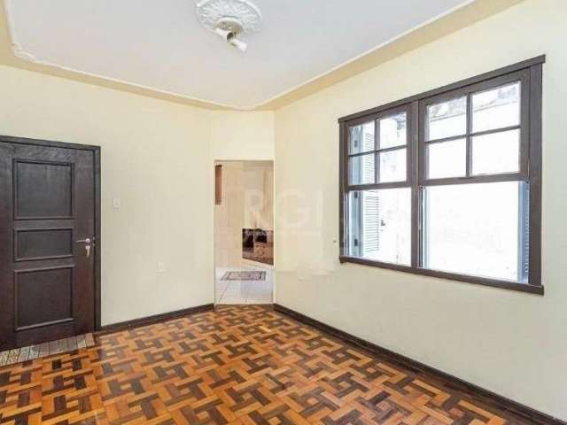 Ótimo e amplo apartamento na Azenha, de frente, desocupado, reformado, com 96m² privativos, de 3 dormitórios. Possui living amplo, 3 dormitórios sendo 1 com sacada, banheiro social com box de vidro e 