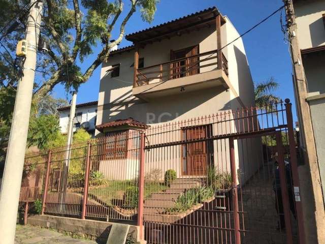 Casa no Imperial Park, de 3 dormitorios sendo uma suite com closet e sacada, ampla sala de estar com lareira, lavabo, sala de jantar, ampla cozinha com passa pratos, lavanderia, banheiro social. Pisci