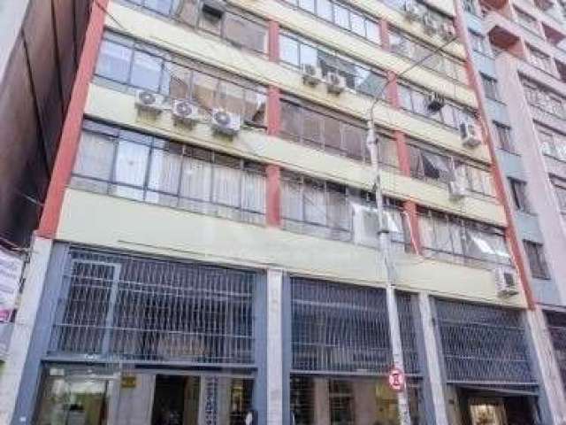 Ótima sala comercial no Edifício Kopper, no Centro, com 51m² privativos, piso laminado, banheiro. Imóvel muito ventilado e ótima iluminação. Edifício com portaria, câmeras de segurança, elevadores. Lo