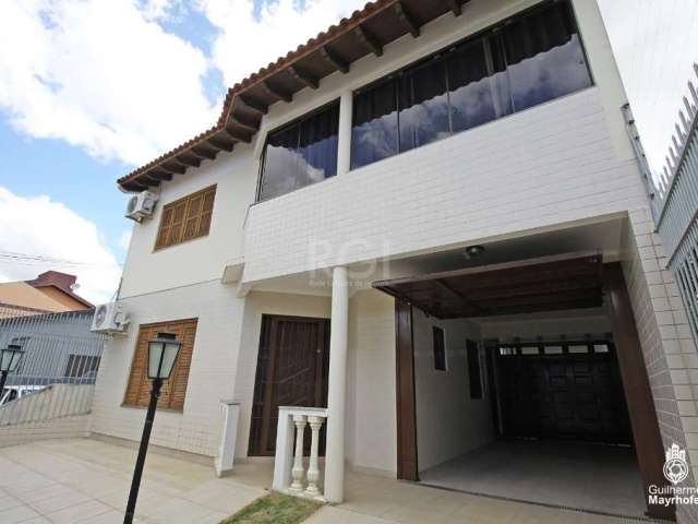 Excelente casa de 246m² na zona norte! O andar inferior conta com amplo living com lareira, lavabo, espaçosa cozinha semi mobiliada com churrasqueira e despensa. No andar superior ficam 03 dormitórios