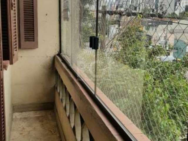 Apartamento amplo com 03 dormitórios, antigo com detalhes de época,  bem localizado, ensolarado pela manhã e à tarde, com vista permanente em todas as janelas assim como vento livre ao abri-las. Situa