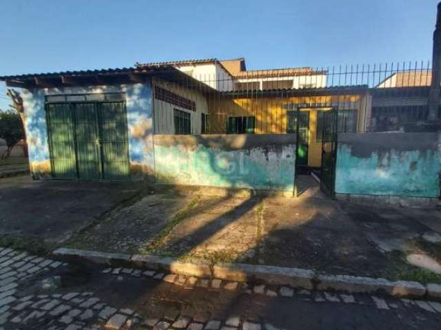 Casa de Esquina com 2 andares,: Na parte de baixo com 3 dormitórios, sala, cozinha, banheiro, com garagem coberta para 2 carros, com churrasqueira na parte da garagem, no andar superior 1 peça grande,