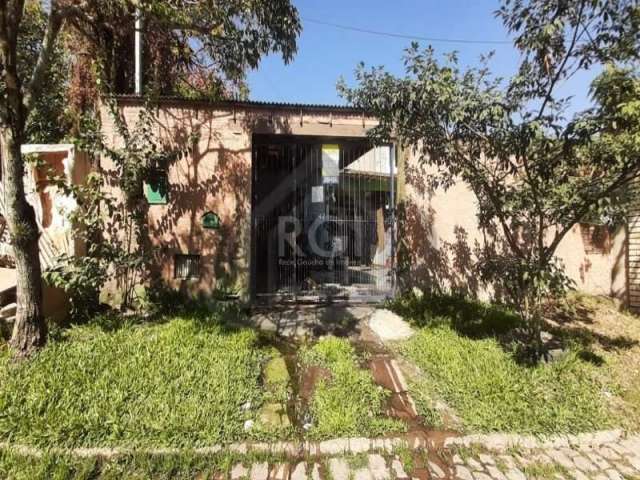 Vende casa boa e bem localizada de 3 dormitórios, sala de estar e de jantar, cozinha, área de serviço e banheiro, garagem coberta para 1 carro e descoberta cabe mais 2 carros. Localizado bem na frente