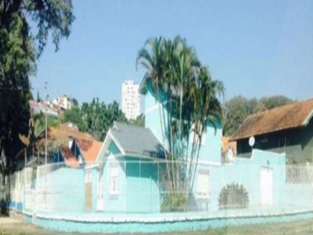 Maravilhosa casa no bairro Santa Tereza, com 3 dormitórios, suíte com hidromassagem, peças amplas, sala dois ambientes, jardins circundando a fachada. Terreno de esquina, ensolarado, pátio interno. Ac