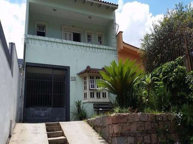 Ótimo sobrado no bairro Partenon, bem estruturado com 4 dormitórios e 1 gabinete, dormitório do casal com suíte e sacada. Living dois ambientes, lavabo, copa, cozinha integrada com churrasqueira, área