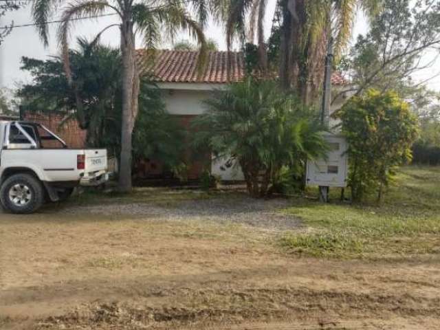 Terreno amplo medindo 10 x 50 com árvores frutíferas e  com uma bela casa com 14 peças, localizado na Ponta Grossa, lugar calmo. Ótimo para investidores. Venha Conferir!