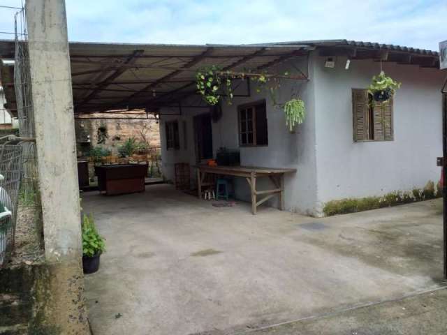 Vende casa em acesso fácil, com lage para outra casa, proprietário , perto de condução. Precisa vende para comprar outro. Agende visita com nossos corretores!!!