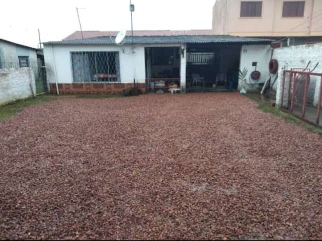 Vende terreno 10 x 50 plano, com casa 2 dormitórios, 2 banheiros, 2 salas, garagem com churrasqueira, fogão campeiro, garagem para 10 carros, toda murada, com todos recursos, ônibus na porta de casa! 