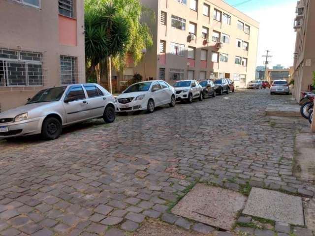 Vende apartamento de 2 dormitórios, mais dependência de empregada, dois banheiros, living amplo, em condomínio fechado com portaria 24 horas e interfone. Quadra poliesportiva, salão de festas climatiz