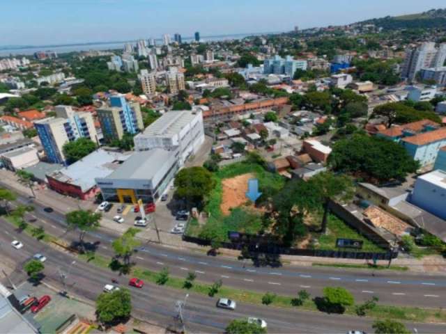 Terreno com características únicas na Av. Cavalhada: comercial, shopping, residencial ou misto. Possui a maior frente para a Avenida Cavalhada, de toda região (54,09m), além de ser o único com um segu