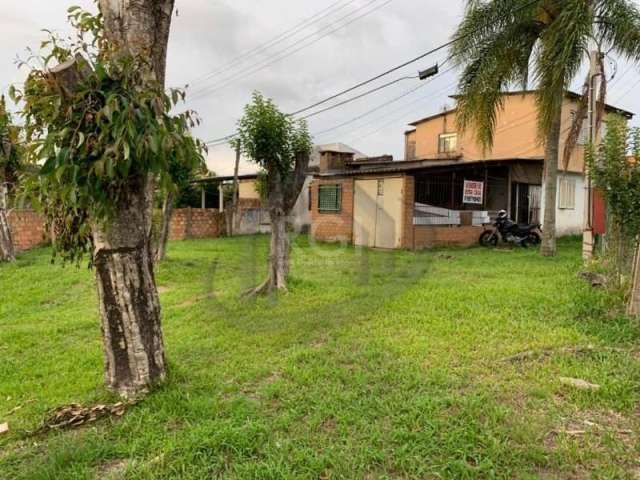 Vende casa de 4 dormitórios, ampla sala de estar, 3 banheiros, área com churrasqueira e garagem para dois carros. Muito bem localizado, próximo de mercados, farmácias e bancos. Agende já sua visita!