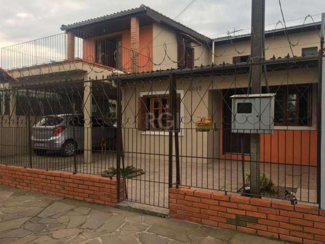 Sobrado : 3 dormitórios, 2 banheiros, 2 cozinhas com armários, sala de tv, escada com revestimento em piso frio para segundo piso, sacada com vista para praça, garagem para 2 carros com cobertura, pát