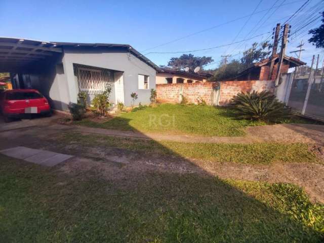 Casa no bairro Lami com piscina, com 2 casas no terreno, casa principal com aproximadamente 72m² privativos com 2 dormitórios, amplo living  banheiro social, garagem para 3 carros. casa nos fundos com