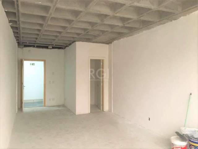 Sala comercial de 32m² com banheiro e 01 vaga de garagem coberta escriturada. Andar alto, com ótima iluminação e ventilação. O condomínio comercial conta com elevador e portaria. &lt;BR&gt;Ótima local