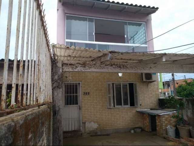 Vende lindo sobrado na Hípica, com 3 pavimentos, sendo 1 pavimento; linda sala de estar, cozinha americana, conceito amplo .Toda em piso laminado, ficando no imóvel cozinha planejada, área de serviço 