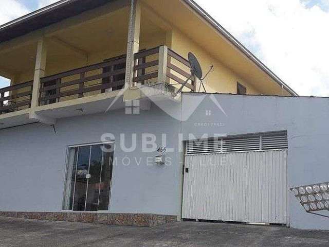 Sobrado com Sala Comercial no Bairro Vila Nova