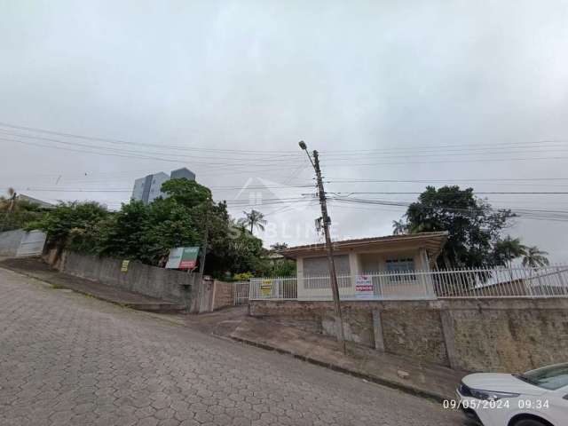 Casa AVERBADA no Bairro Floresta com 04 Quartos