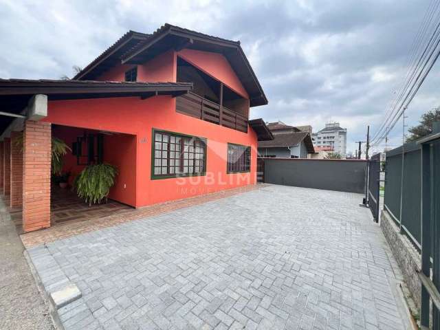 Casa Aluguel com  220 m² 2 suítes e 1 quarto