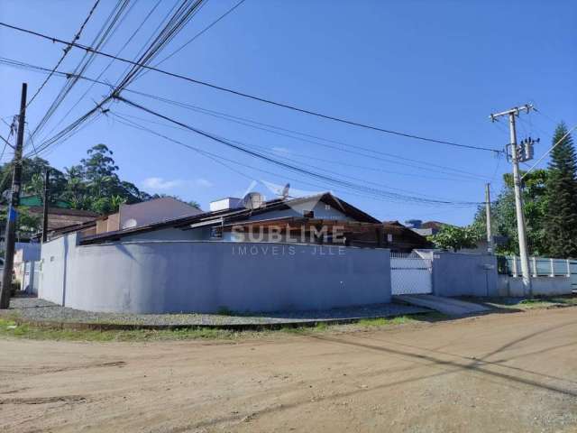 Casa Geminada de Esquina no Bairro Itinga com Suíte