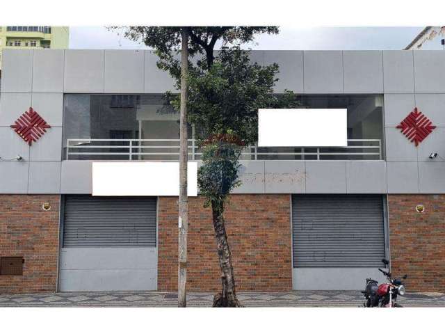 Loja comercial com 908m² e escada rolante que interliga 02 andares