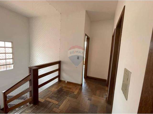 Casa de 2 Pavimentos com 4 quartos  e 2 vagas cobertas