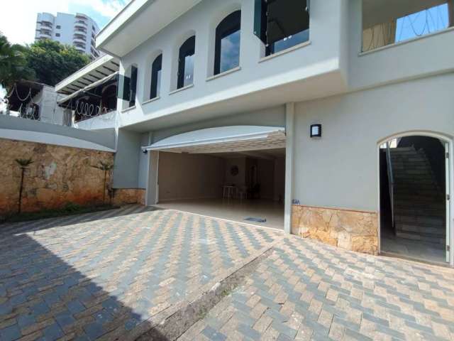 Casa assobradada reformada na Vila Rosália, com 3 dormitórios 5 vagas na garagem,  piscina e churrasqueira.